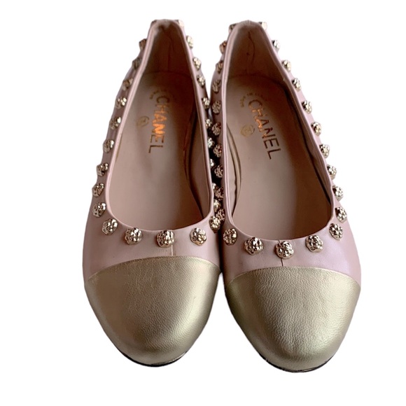 🆕Chanel Style Light Pink /Gold Leather Camellia Studded Ballet Flats🆕 - Picture 3 of 11